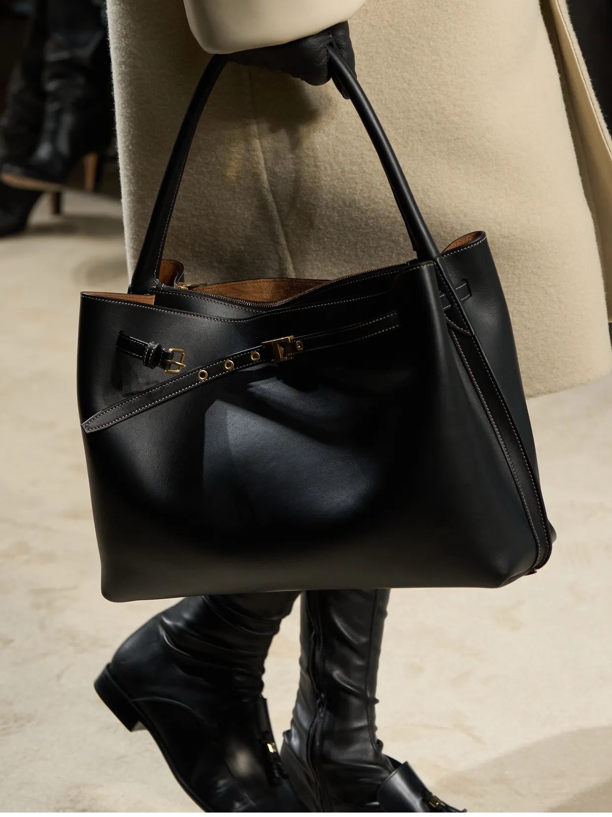 TOD‘S2026秋冬系列时装秀 包包分享：这季包包轮廓更柔和，强调“包裹感”。