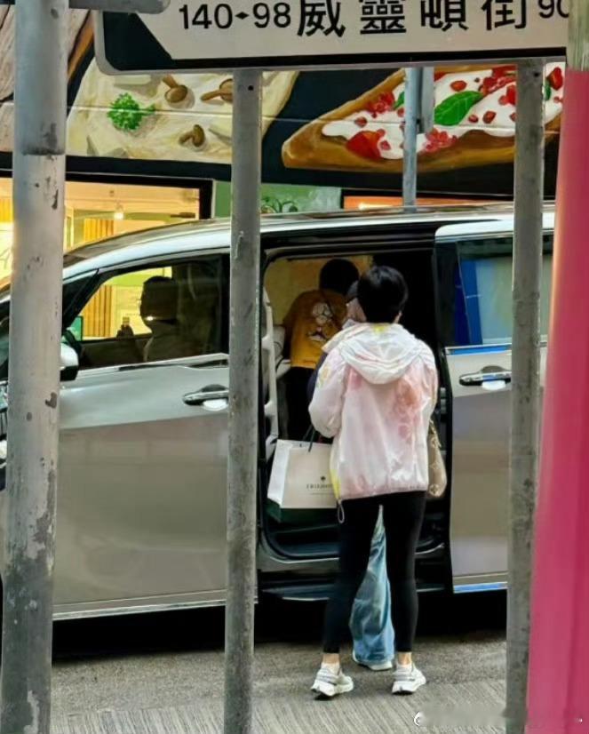 刷到网友香港偶遇 Angelababy 母子的画面，瞬间被暖到！小海绵贴心帮妈妈