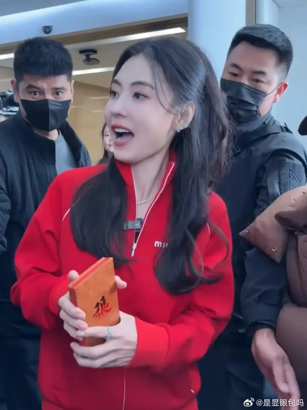 张柏芝暂停澳洲陪读，年后复工状态好，穿一身红色派红包好喜庆！ 