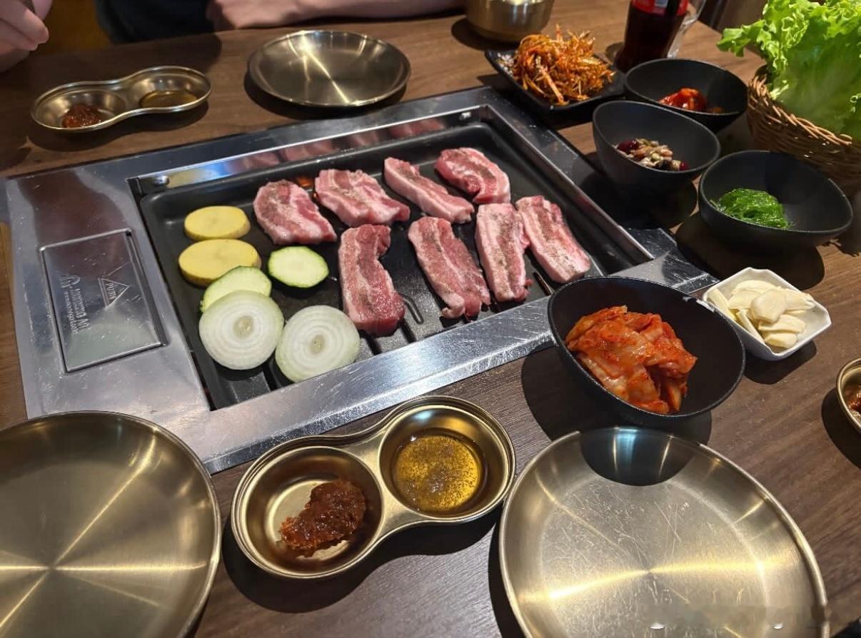 篠塚大登和教练、小林広梦在克罗地亚🇭🇷一起去吃韩式烤肉🥩 