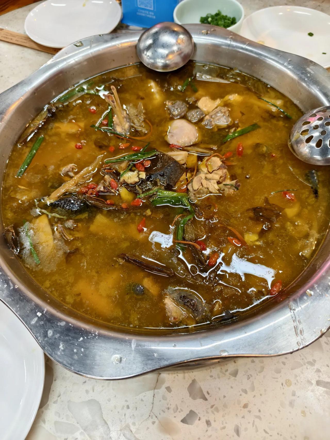 酸汤鸡香
        ——南木子
一锅喷香酸汤鸡，
热气腾腾直扑鼻。
同学盛