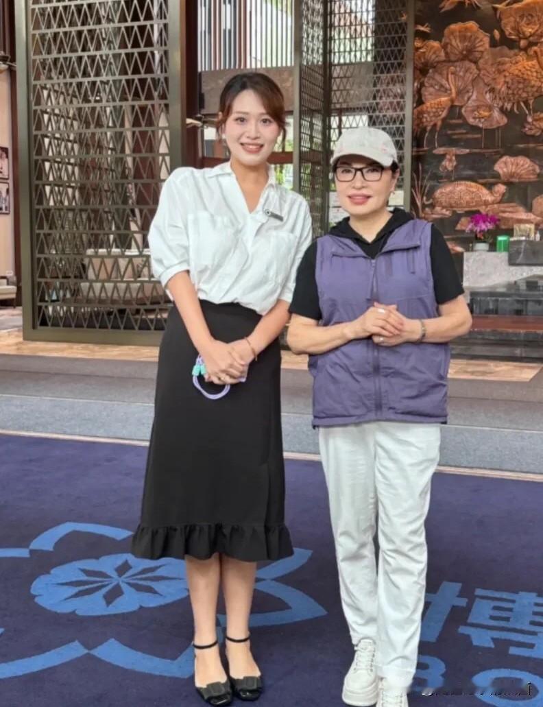 退休之后的李瑞英看起来好有气质，一双大眼睛，一闪一闪，仿佛有光，戴着眼镜跟原来萤