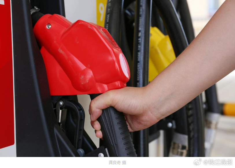 #油价下调加满一箱油可少花7元#【#2025年油价三连跌收官##油价下调创四年半