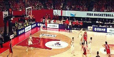 防不住他，就别防了。杨毅一句话，把日本队那个小个子后卫彻底按住了。
 
那个叫富