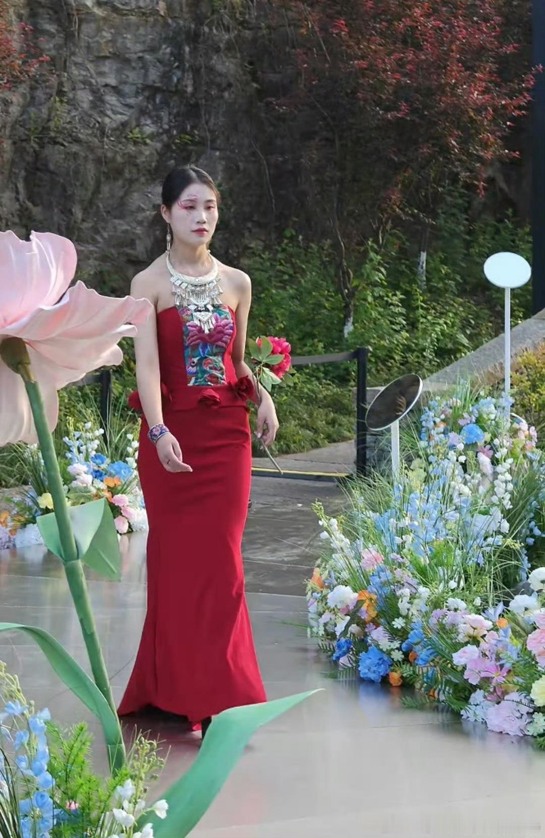贵州村寨惊现十二花神震惊路人 身着传统服饰的“花神”们从村寨小径走来，衣袂飘飘间