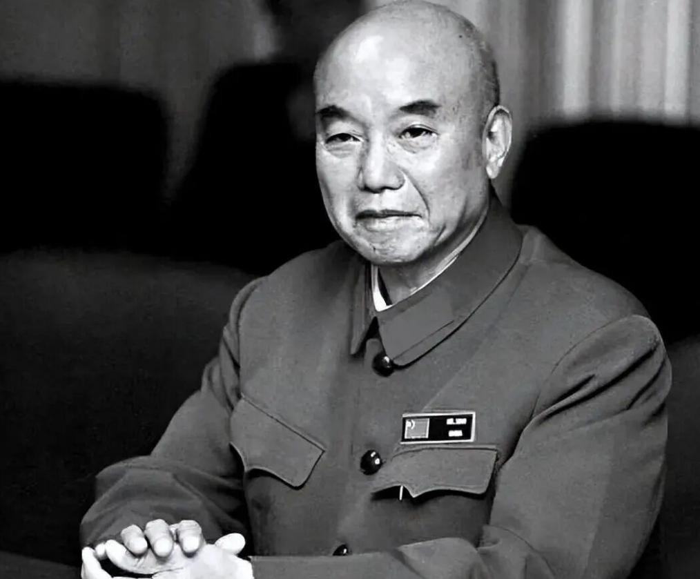 据《萧克回忆录》记载，1949年4月，他被任命为第四野战军参谋长，风尘仆仆从石家