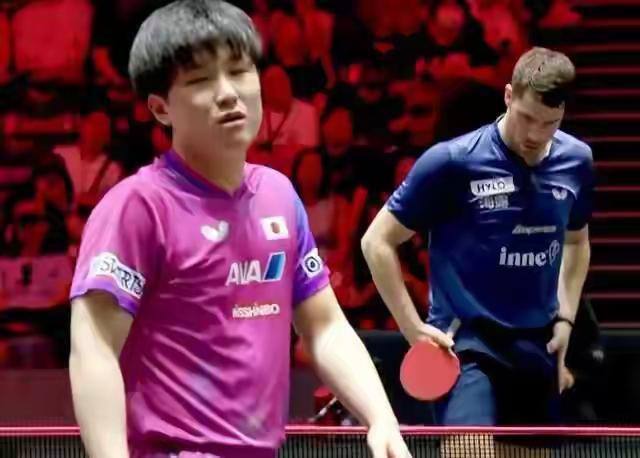 用一个成语来形容他此时的表情：
我给他的是：呆若木鸡！
咋不吼了？咋不仰天长吼了