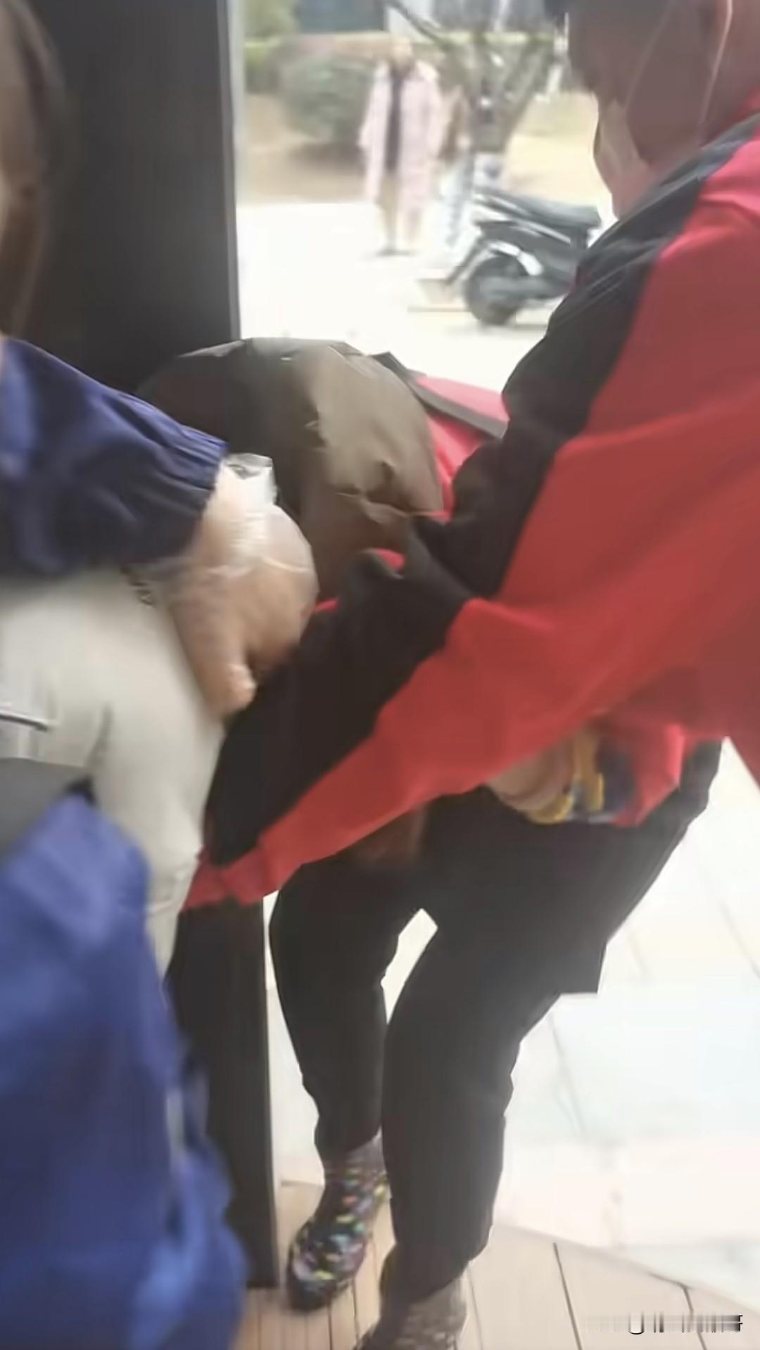 大过年的，小姑子和嫂子干起来了，起因就是小姑子回来看不惯嫂子在家有点懒，多说了几