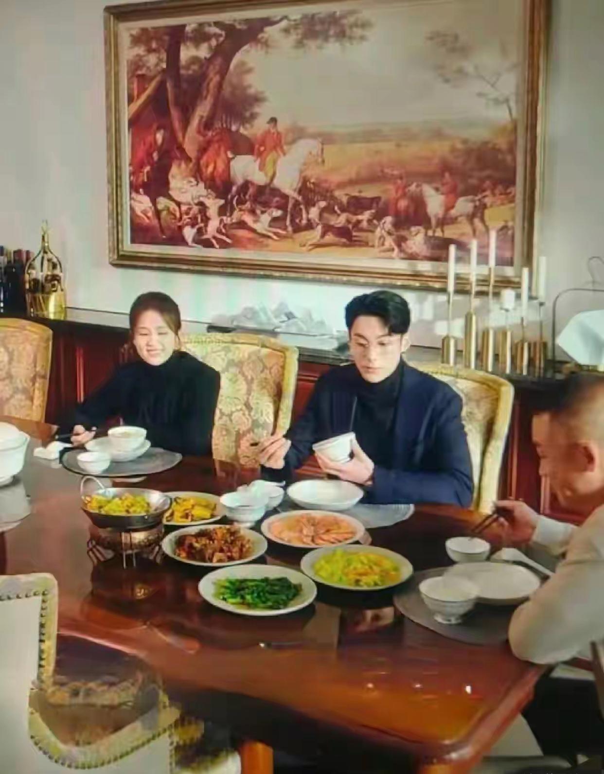 发现没有，白鹿在这部剧里能够到饭菜吗？只能划拉两口米饭 ​​​