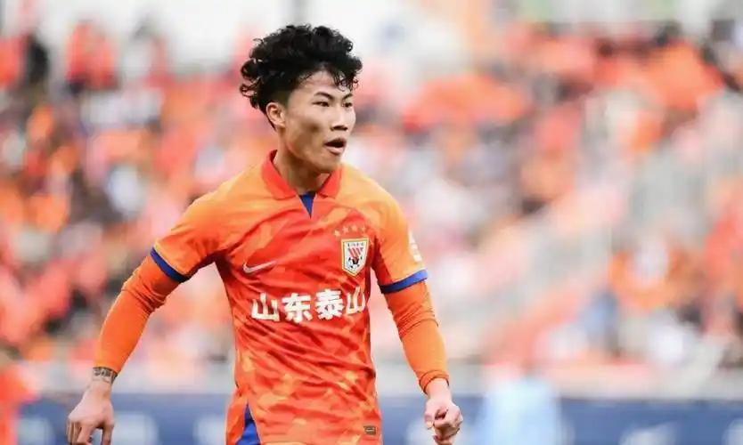 说到底，这球给红牌不冤。鞋钉都踹人脸上了，血哗哗的，哪怕是无意的，规则摆在那儿—