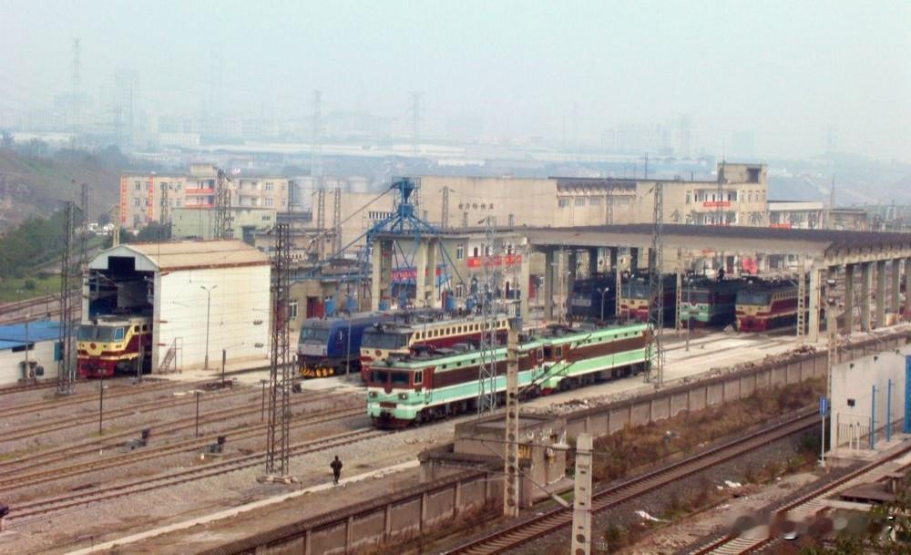 2011年初拍摄的重庆机务段重庆北折返所，图中绿色的是韶山3型电力机车，红色的是