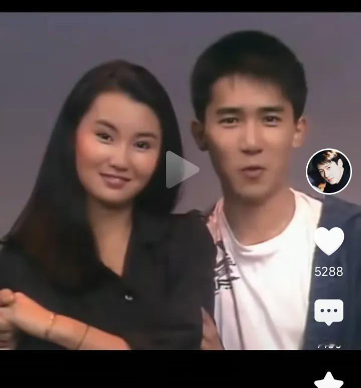 二十岁的梁朝伟与张曼玉一起进了演艺公司培训，两人也是最了解最读懂彼此的那个人，<