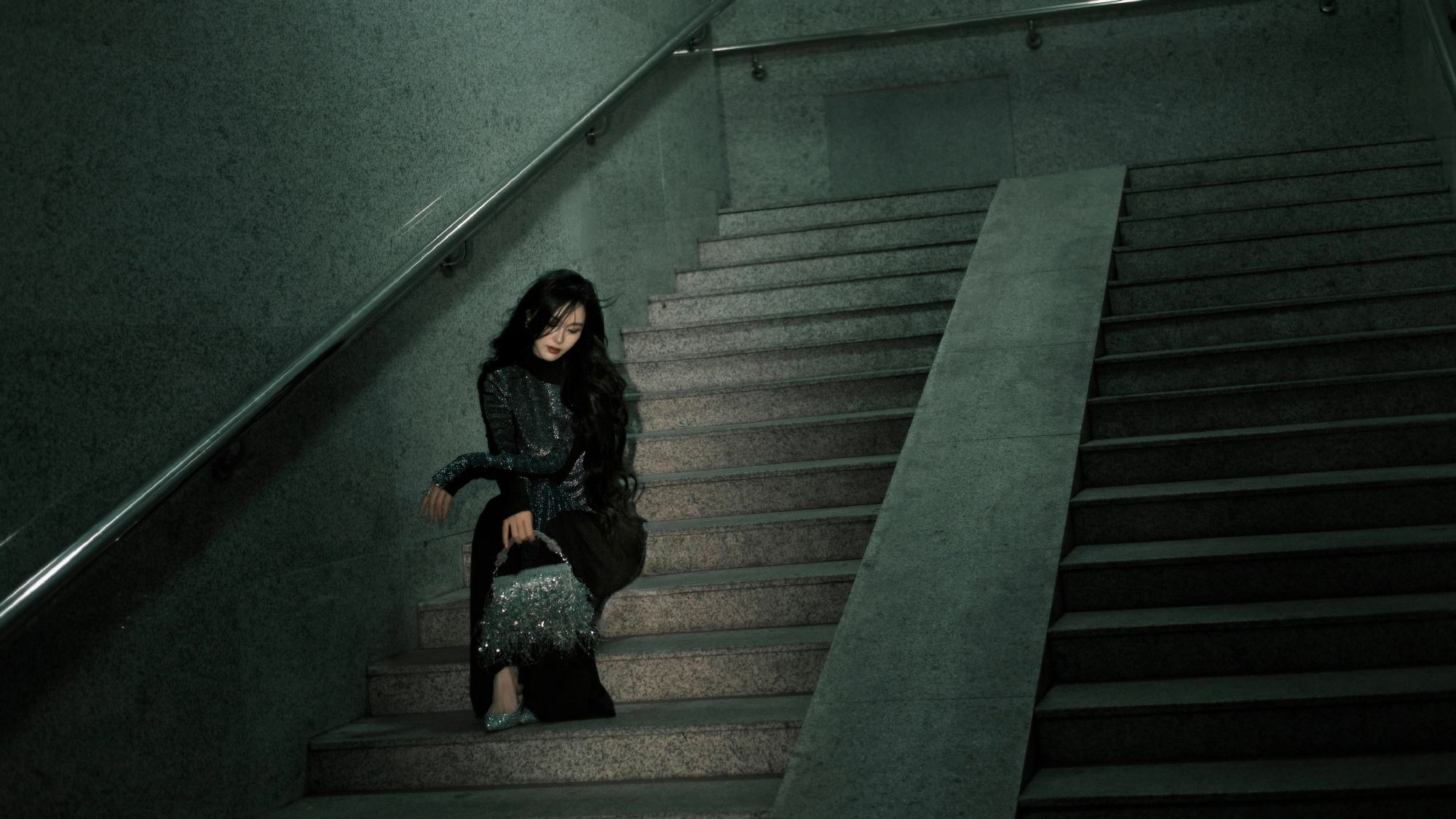 唐嫣，卷发红唇黑衣妆造，街角的浪漫。唐嫣状态