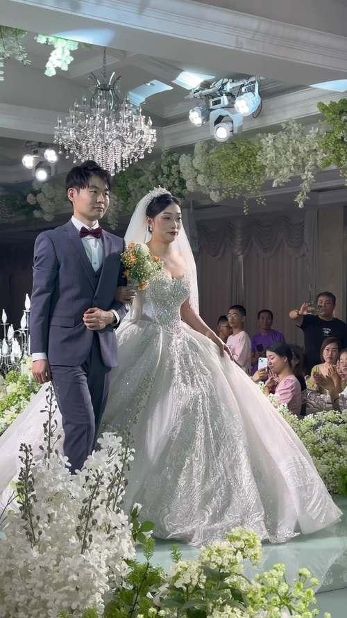 最近网上刷到一段婚礼现场的视频，我翻来覆去看了不下十遍，忽然懂了什么叫“最高级的
