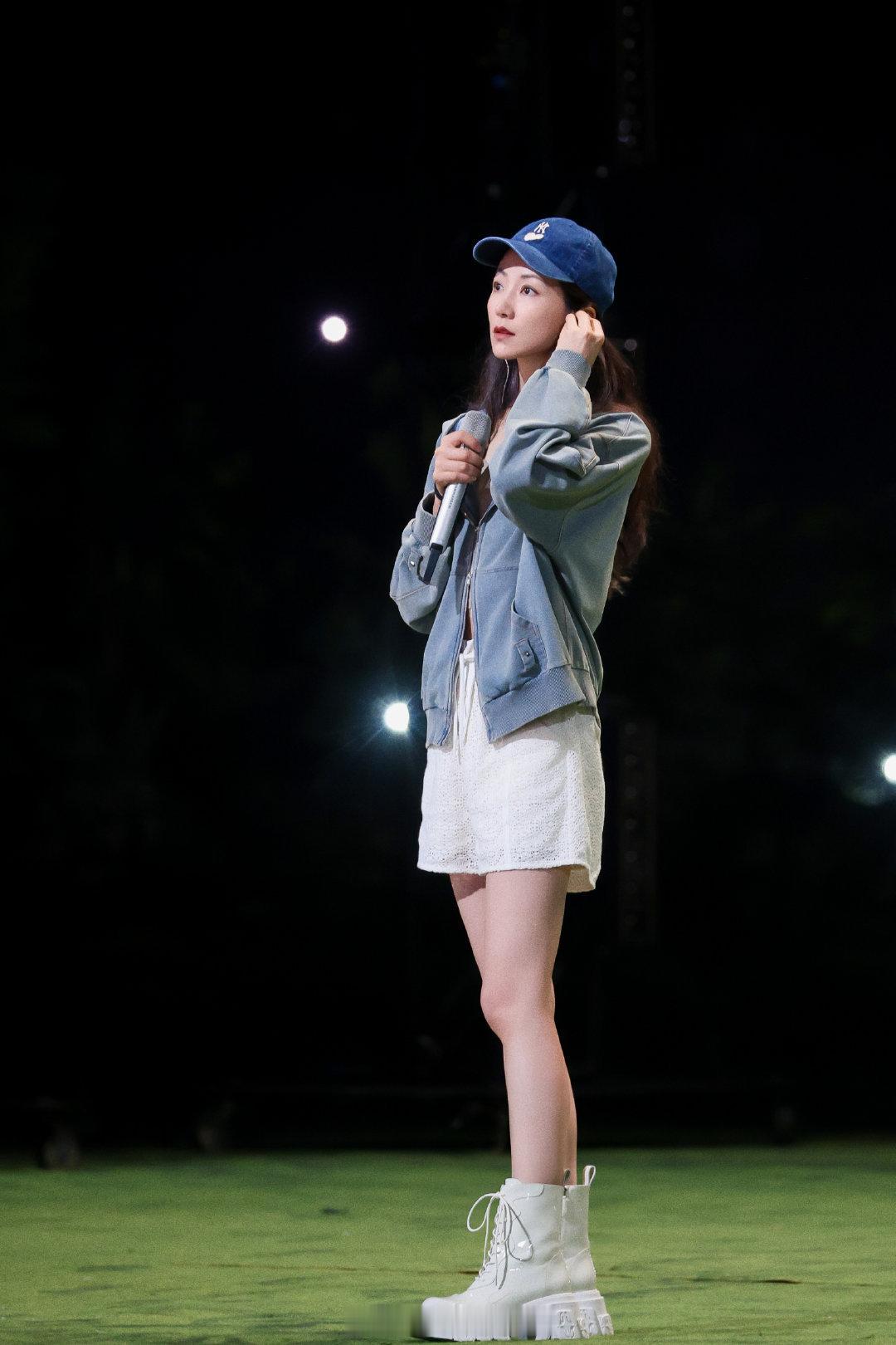 #韩雪 难听#韩雪在乘风的舞台上一人分饰两角演唱《负重一万斤长大》，有网友说难听
