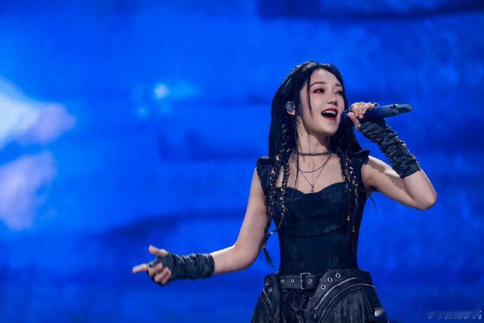 希林娜依高江苏卫视跨年舞台线索 一个 “高” 字藏不住的实力！名字里的专属符号，