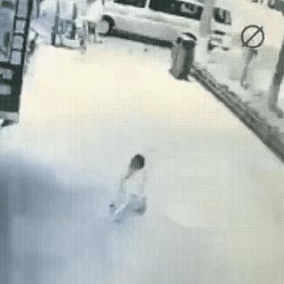 这个小孩被一个男的暴打，
小孩不知还有生命没有了，

太可怜了，
这么小的孩子，