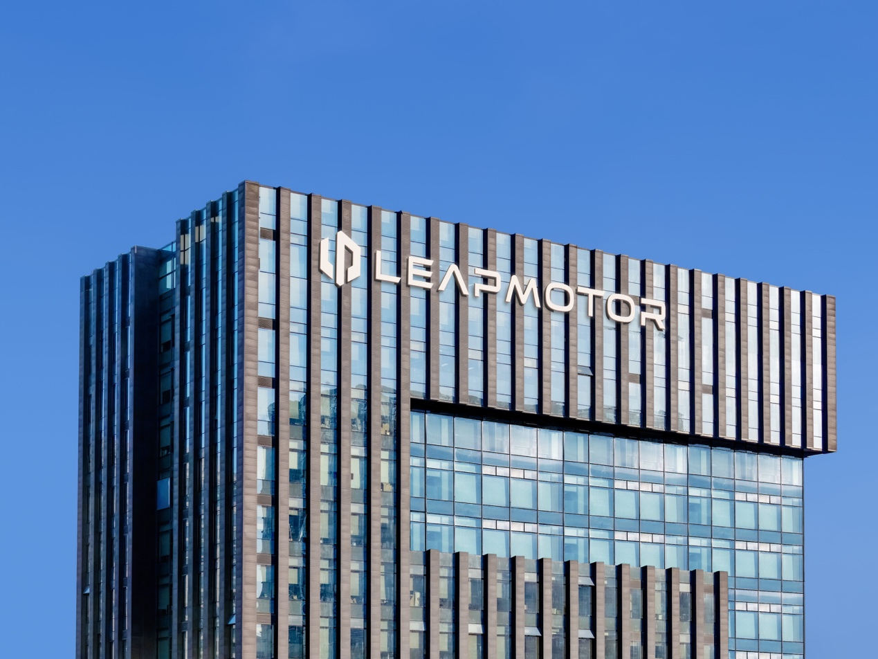 今年要卖100万辆车！零跑汽车2025年净赚5.4亿元，朱江明想打造世界级车企