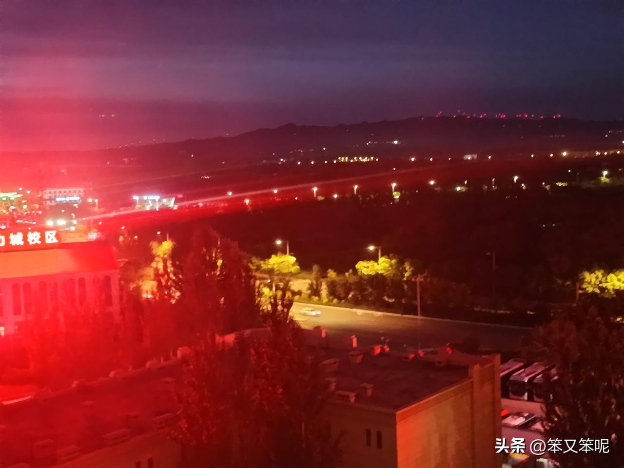 夜幕山
夜幕为底，山脊为线，万千光点串成珠帘。那是风电机组在坡上列阵，转子轻旋，