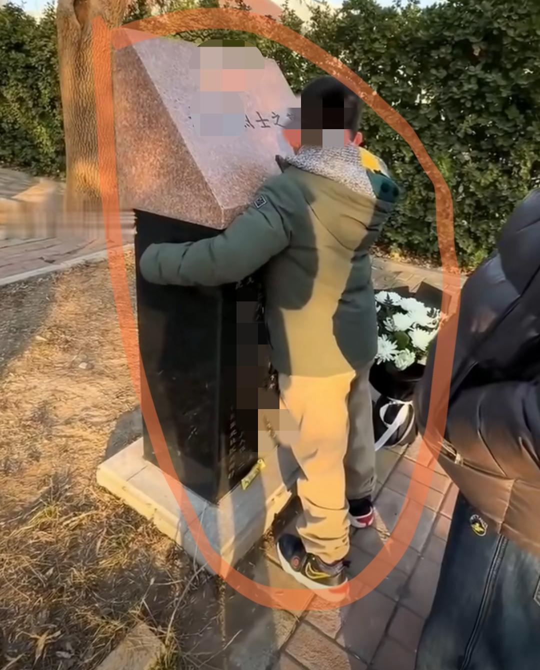 泪崩！
最近，一段视频刷爆全网，
看得人鼻子发酸，眼泪止不住地掉。
山东某个烈士