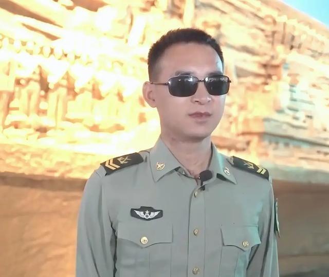 有人问，为什么杜富国失去双手双眼，还能留在部队？答案很简单：是部队需要他！你以为