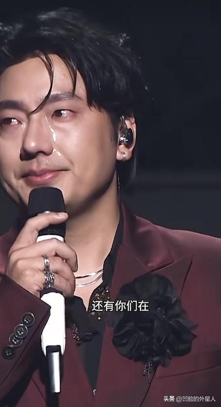 2013年，21岁海来阿木，为救刚出生的女儿背负外债，谁料，女儿不幸离世，妻子也