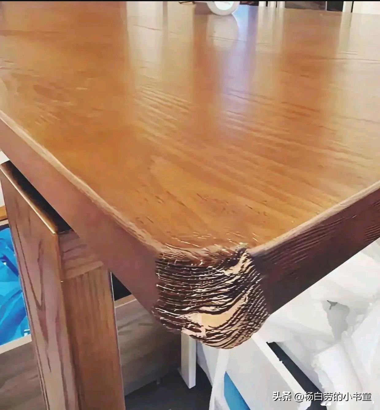 帮我看看这桌子是什么材质做的？
黑心商家这可是花1000多刚买回来的
投诉后也不