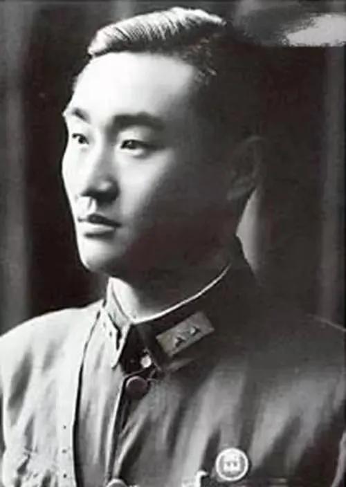 不讨论方先觉的是非对错，但很奇怪骂他的人一边大骂方先觉投降，另一边又大骂泽连斯基