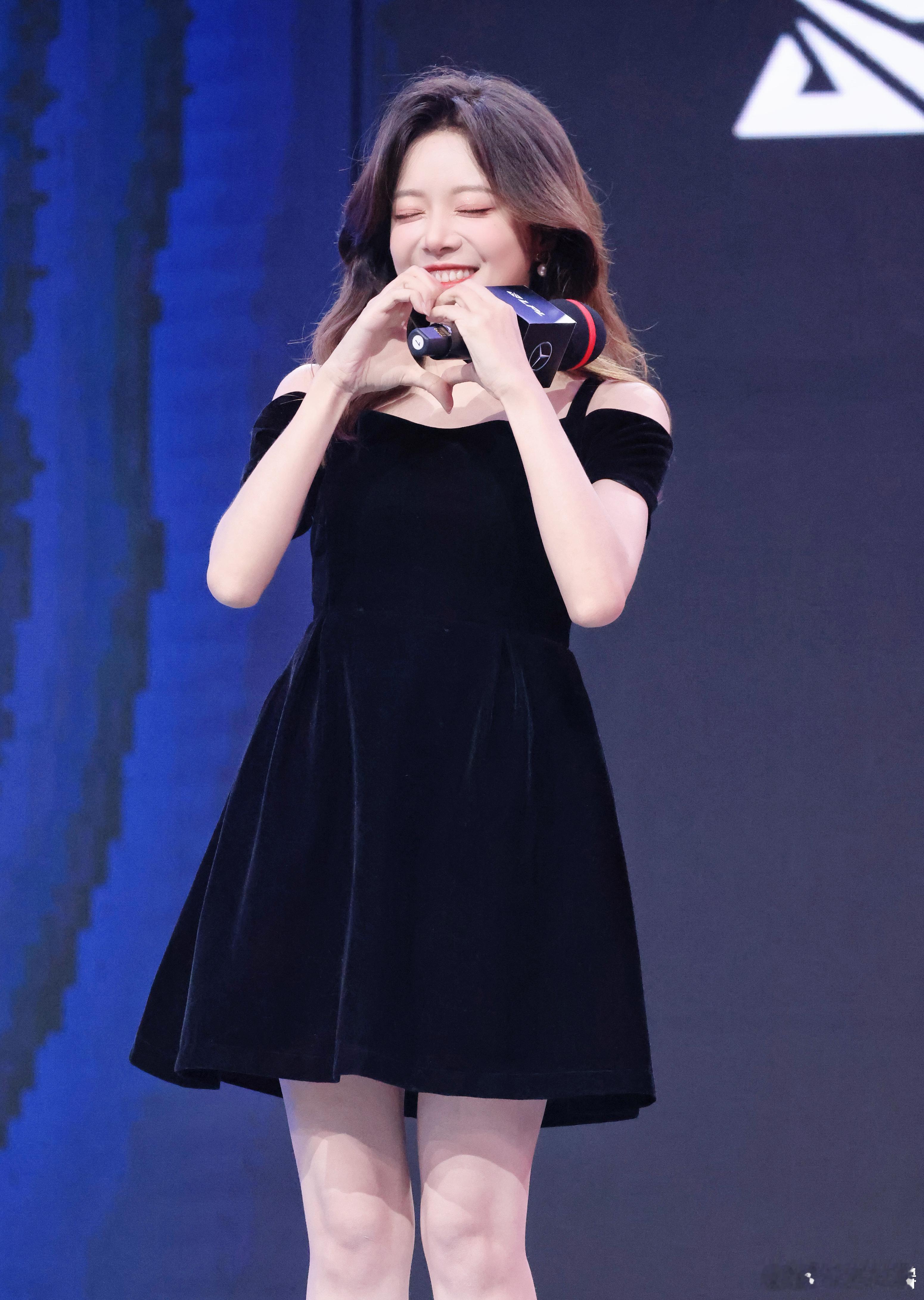 #Doinb说今年是退役前最后一年##英雄联盟s14# 骆歆晒照：谢谢美丽善良又