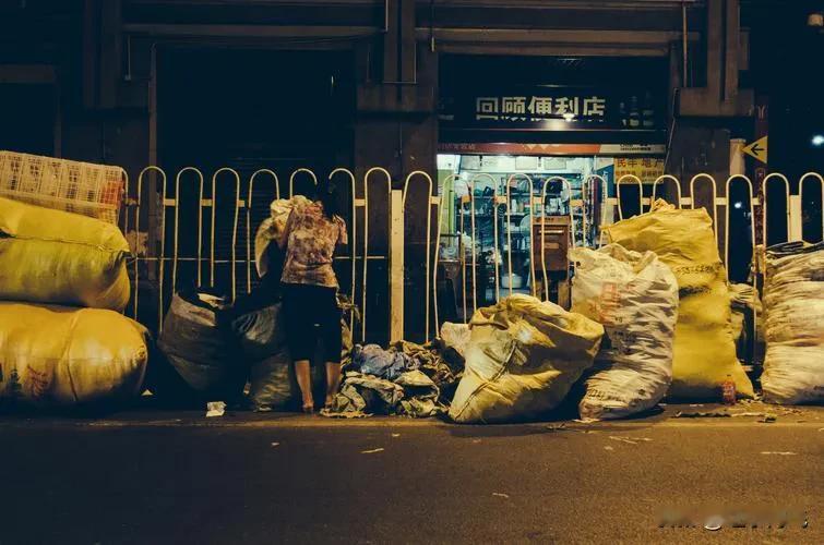 昨晚和朋友聊天，朋友说现在建筑市场情况越来越糟糕了。想一想转行去做什么呢？去跑网