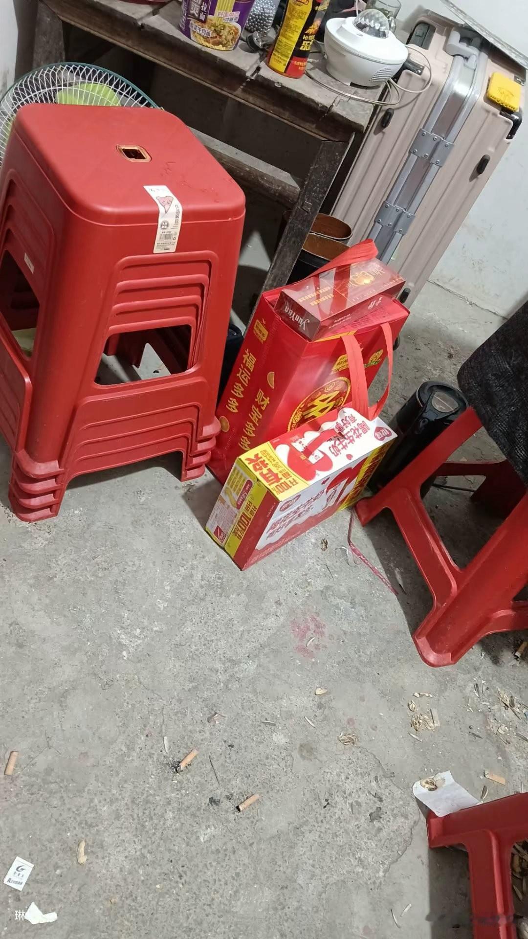 姐姐远嫁，回来一趟不容易，今年她又回来了，一回来就给我娘家叔叔买了三件东西，一箱