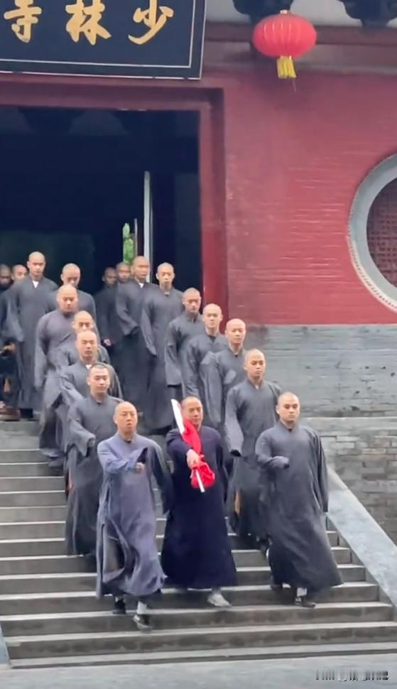 国庆节当天，少林寺也进行了升旗仪式，方丈大师带着众位高僧一起升国旗！
少林寺的升