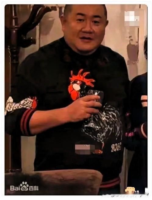 孙小果当年能走出监狱大门，背后签字的笔迹个个龙飞凤舞。

唯独何绍平死死按住那份