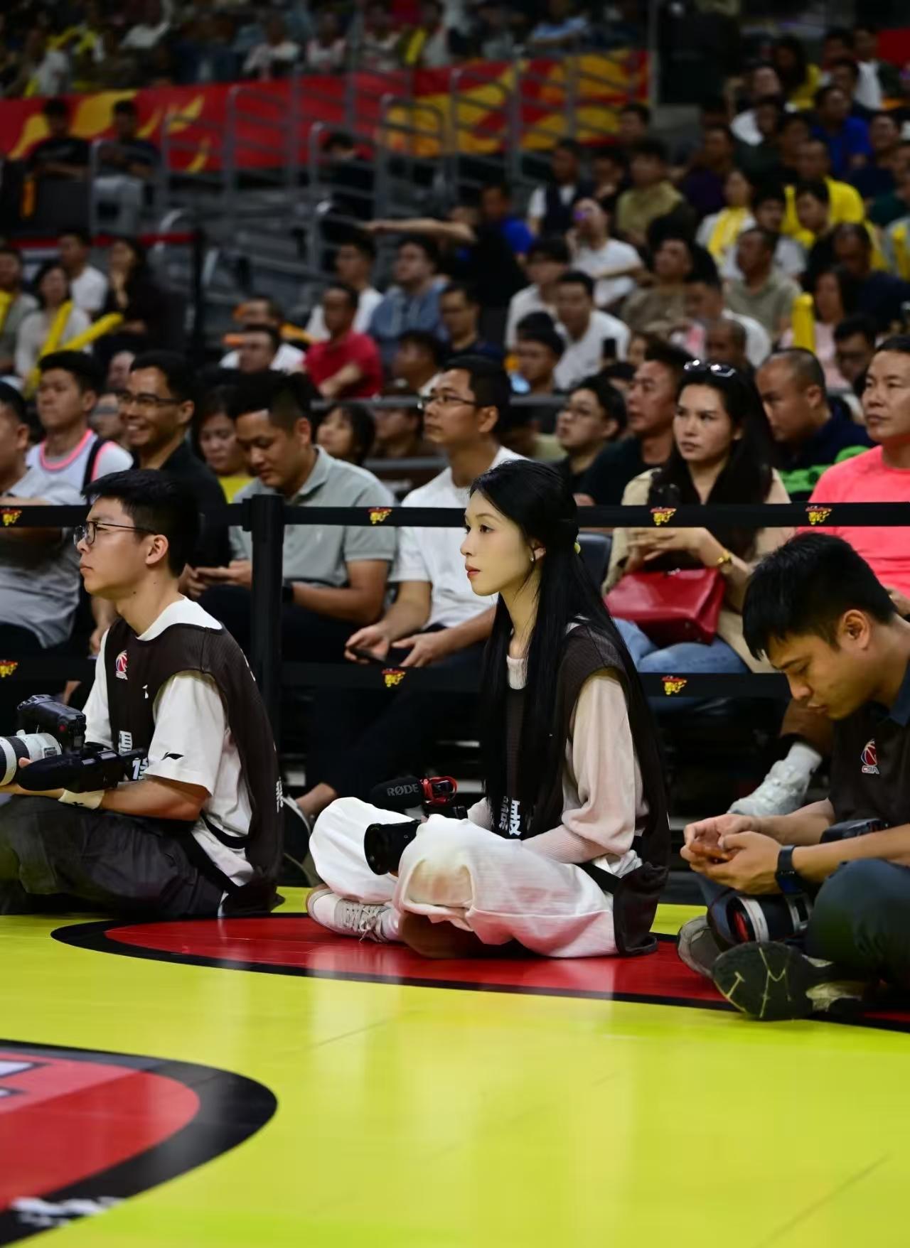 崔永熙这孩子够义气！带着女友吃饭不忘把队友麦考尔带一起。

有球迷偶遇崔永熙和老