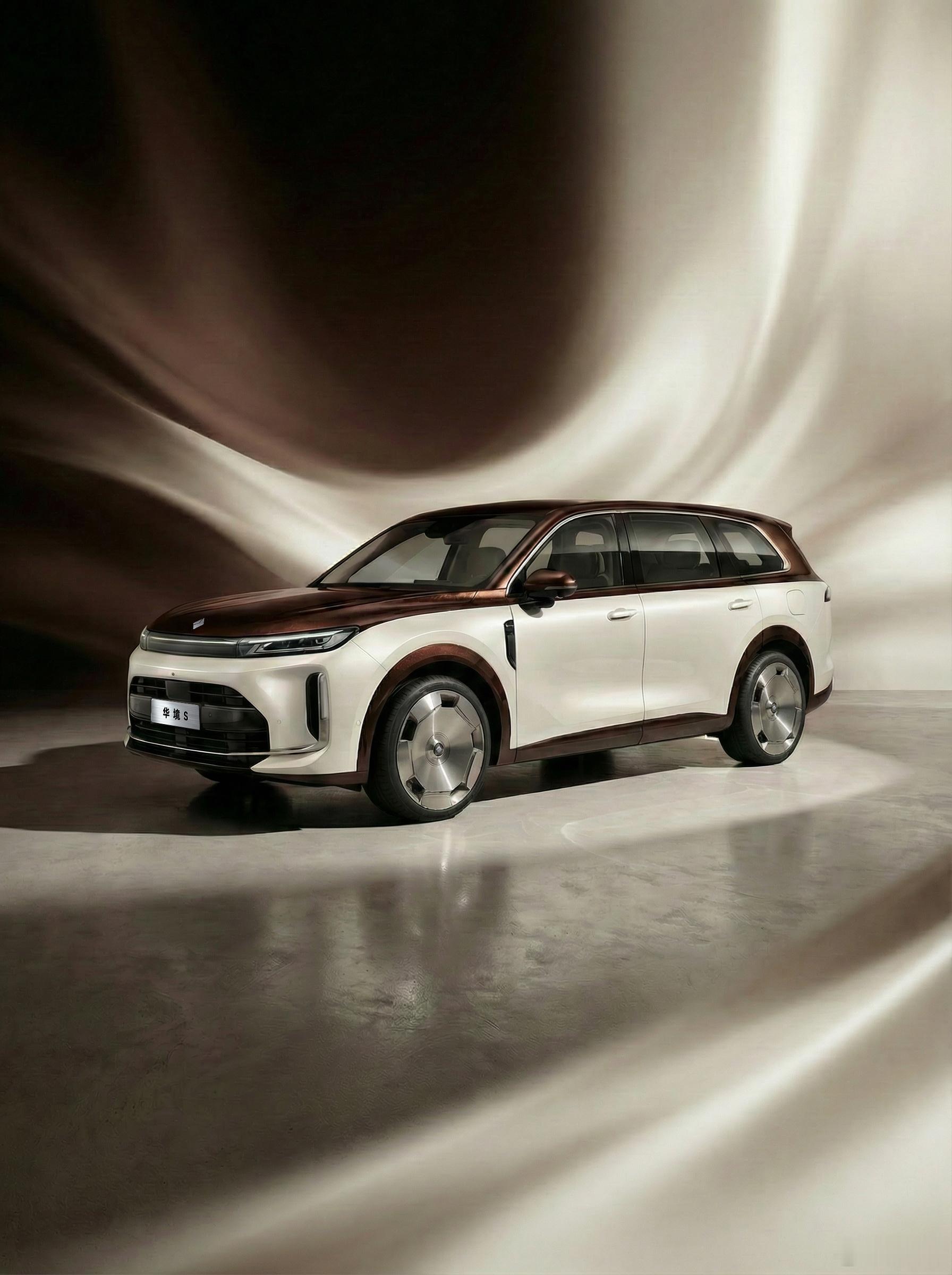 五菱与华为共同打造的华境S发布最新的渲染图造型大气上档次，双拼色车身、多款大饼轮
