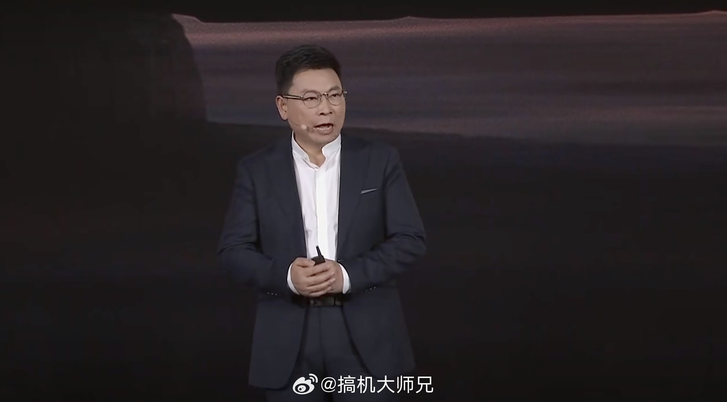 尊界S800发布会 感觉余承东每次想说的都是：请看VCR  [允悲][允悲] ​