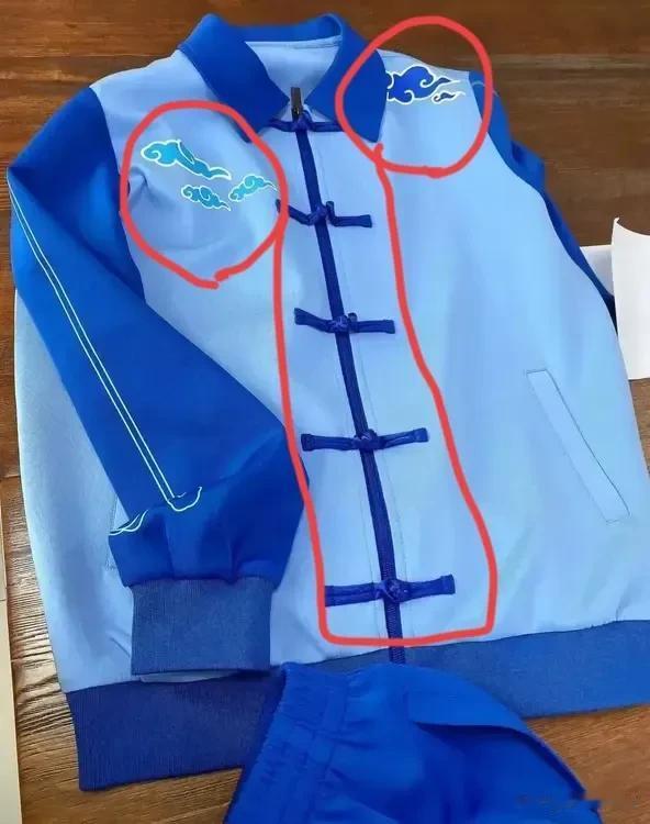十个人看了九个人都说这是寿衣，而不是校服。
人家别的学校校服上面除了印校徽以外，