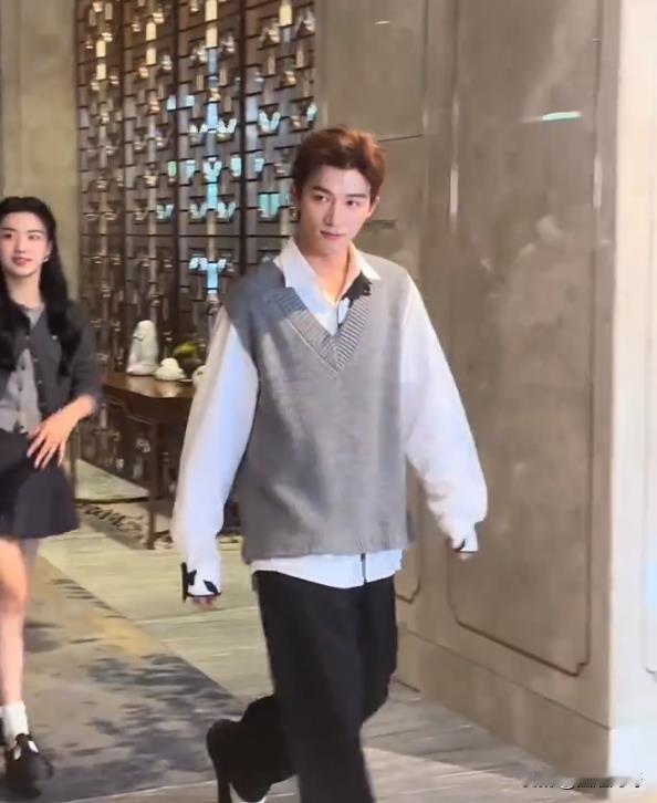 哪像了？有网友说，于正旗下签约的两个艺人，男的像陈晓，女的是小赵丽颖，你觉得有可