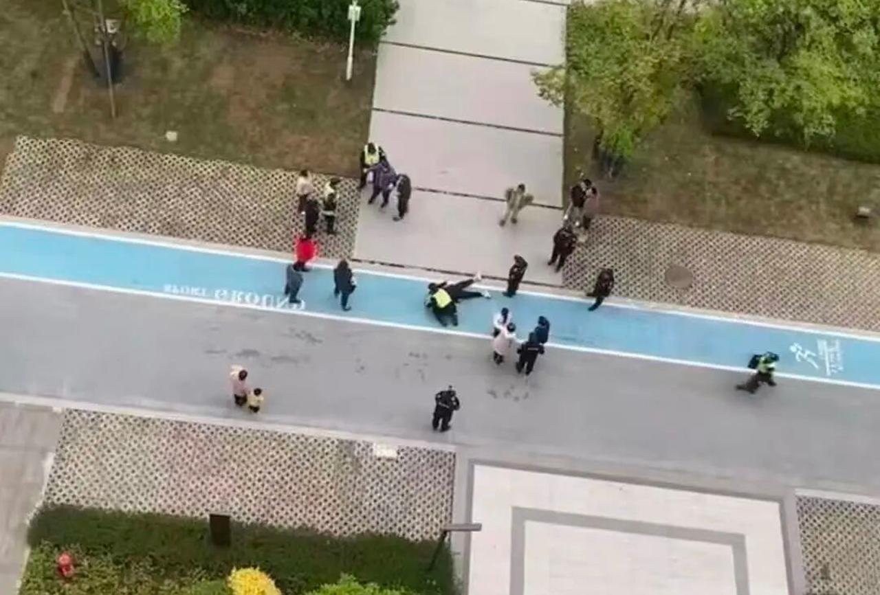 感情纠纷引发冲突，男子被前女友现男友等人殴打致死，法律如何判
 
大家好，我是安