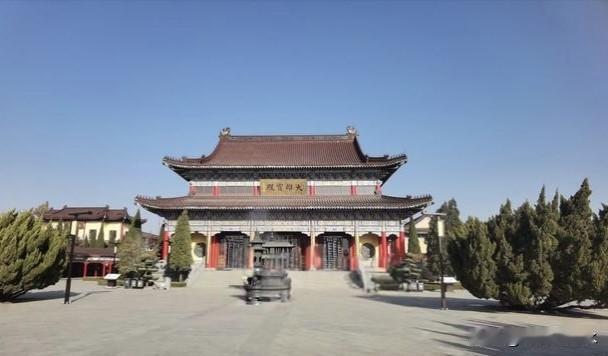 我也不是很懂，现在好多地方都有新建的寺庙，而且这些寺庙还当做旅游景点介绍。
按道