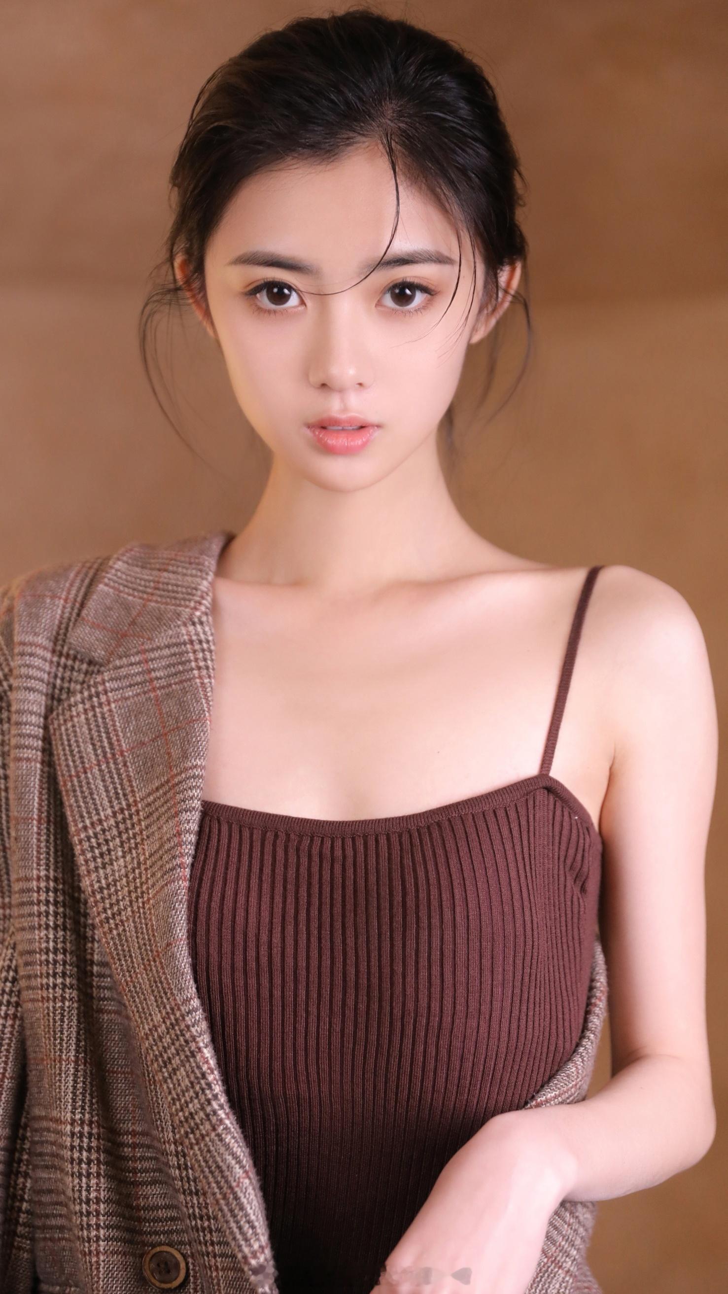 美女校花辽宁芭蕾舞团附属芭蕾舞蹈学院，99年生，身高170cm，前辽宁芭蕾舞团演