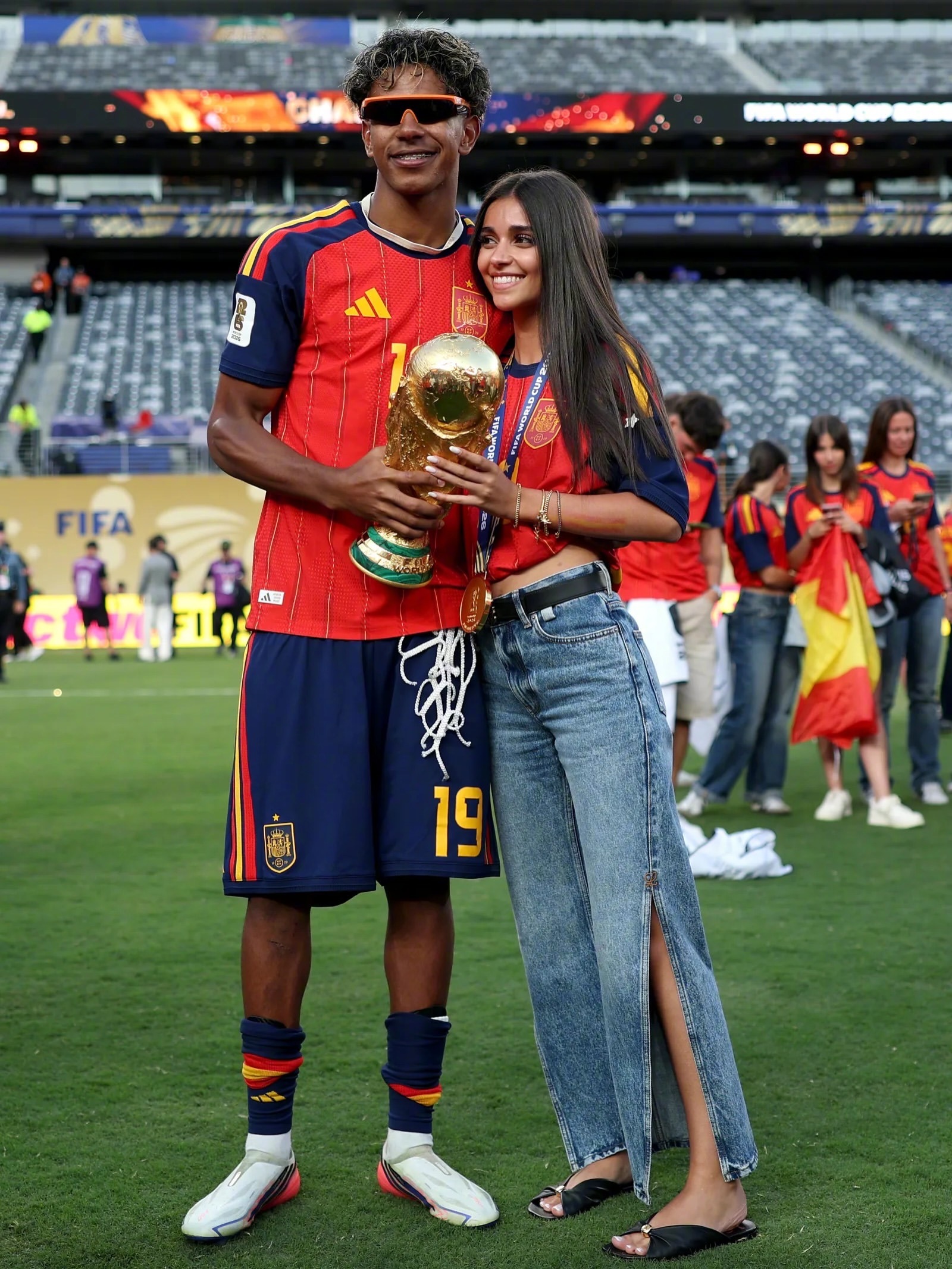 2026 世界杯，西班牙🇪🇸夺冠后，两位19岁球星亚马尔和保·库巴西与女友庆
