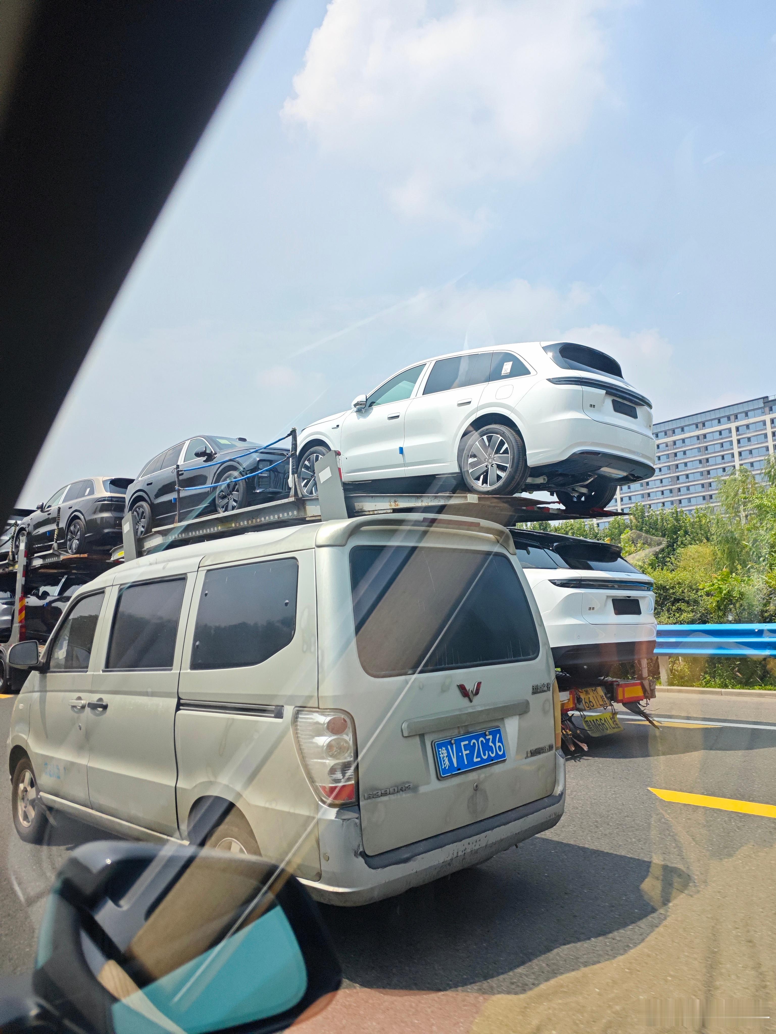 一路见到不少车理想，i6是最多的。