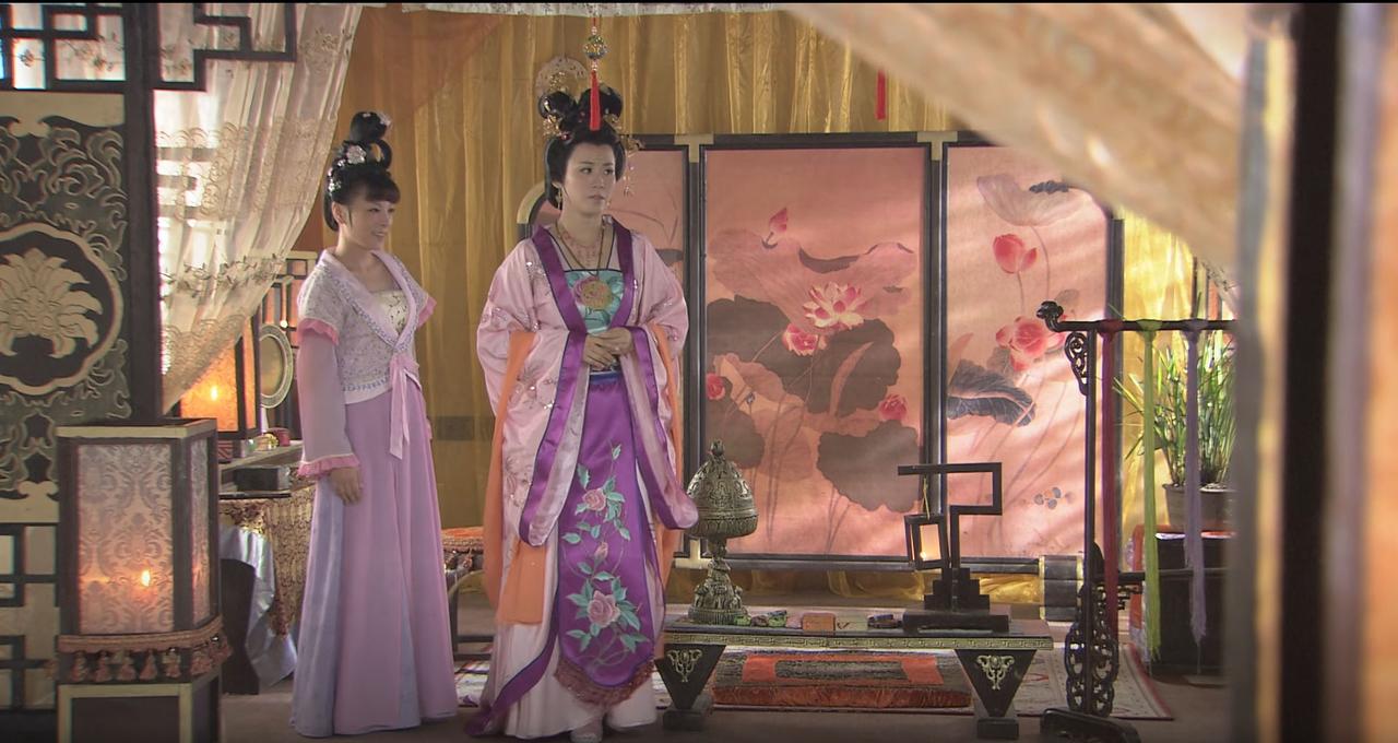 王宝钏脱下乞丐装换上千金小姐装扮，比十八年前那身粉衣服要好看多了。
#薛平贵与王