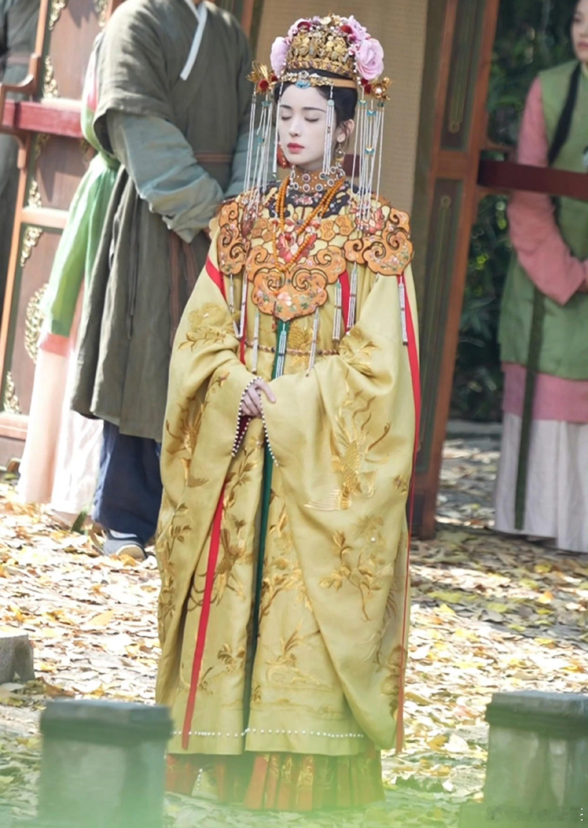 歪又从哪里仿来的娜扎女帝造型 ​​​
