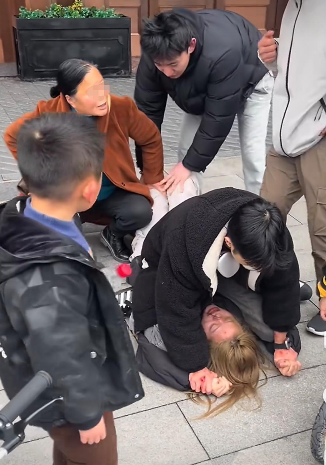 两名小伙真是好样的，一个黄毛小仙女要撞车自杀，其母控制不了她，其母求助两个小伙协