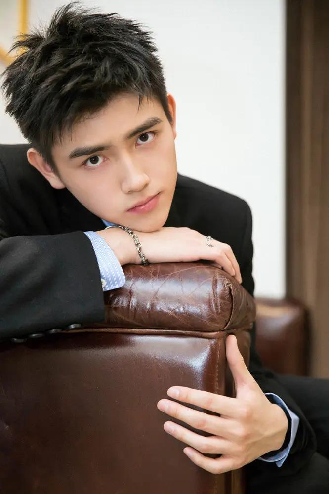 无比扎心的事实是，如果不是陈凯歌的公子，陈飞宇早就大红大紫了。他的身高和颜值，在