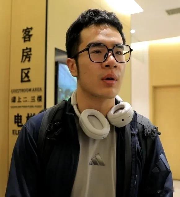 男排回到了北仑备战世联赛总决赛
只一星期的准备时间
估计也就是打一场比赛
胆子大