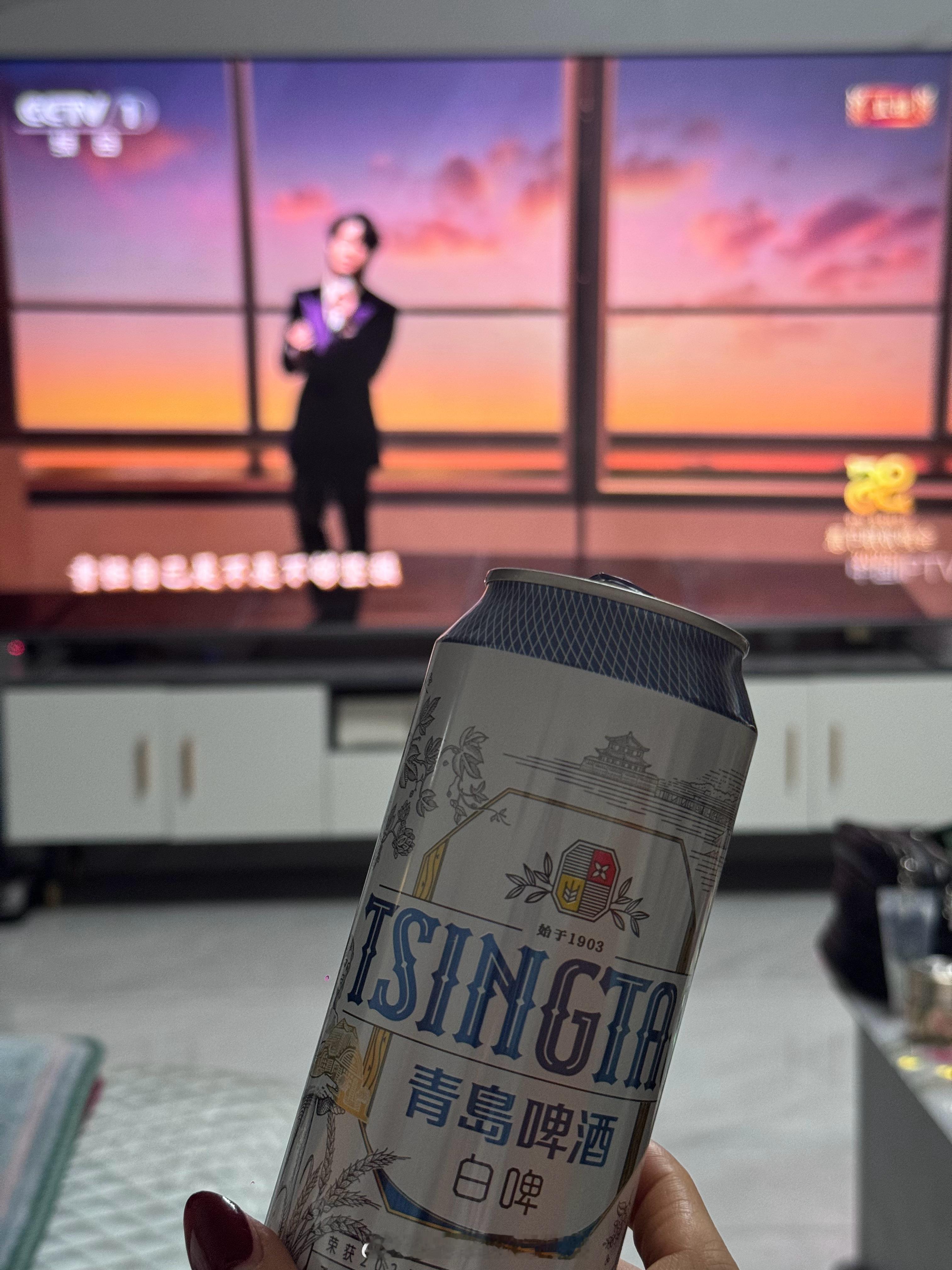 稳定的春节 和爸妈看春晚 喝啤啤🍻祝大家新年快乐呀～ 