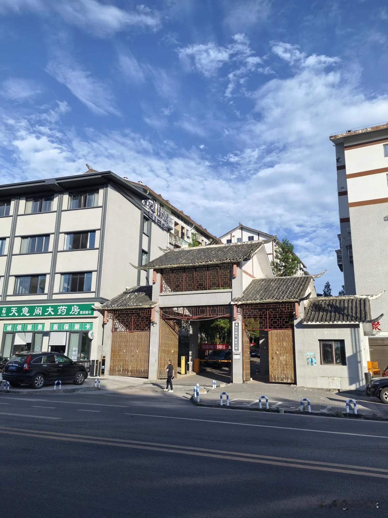 每一次匆匆路过的地方，都有被你忽略的美好

每天清晨，脚步总是匆匆的。路过这座东